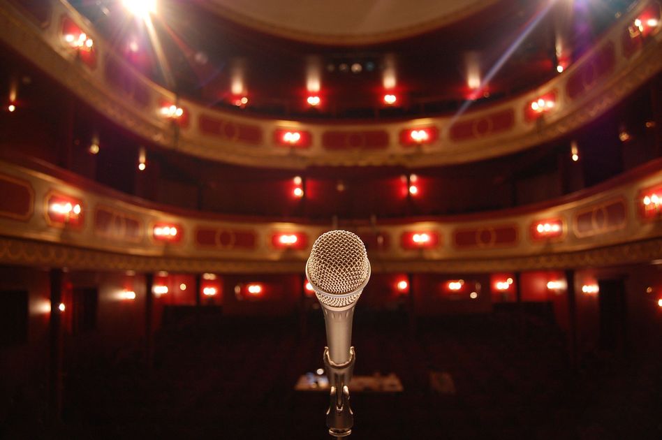 La crisis millennial llega al teatro con 'Arena, mar y millennials' en el Nuevo Juliuta