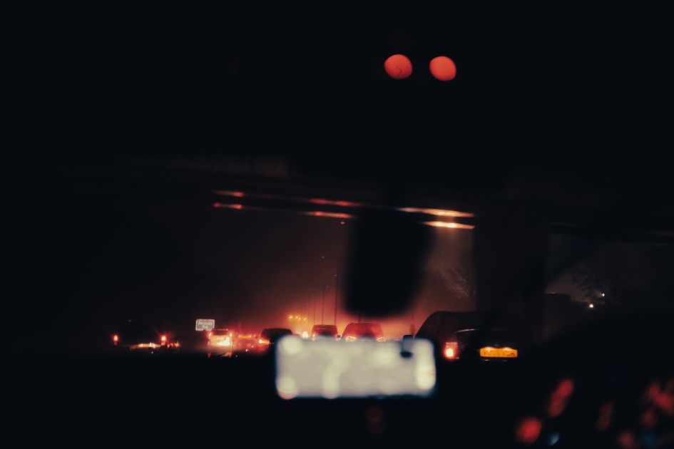 Cinco señales que alertan sobre problemas en la retina cuando te cuesta ver de noche